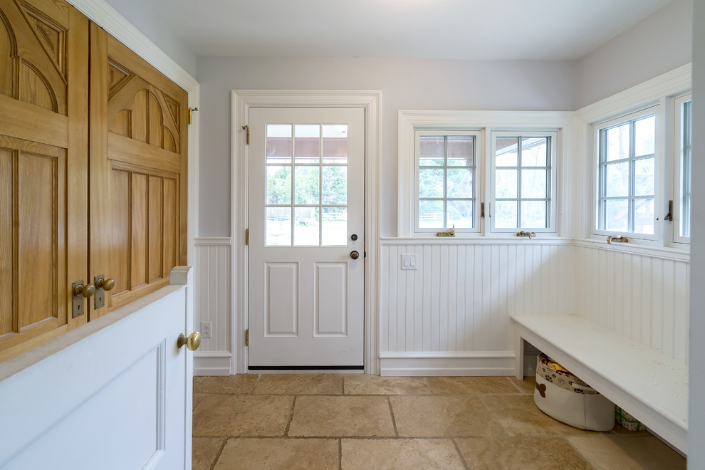 Idéer för att renovera ett mellanstort vintage kapprum, med grå väggar, kalkstensgolv, en enkeldörr, en vit dörr och flerfärgat golv
