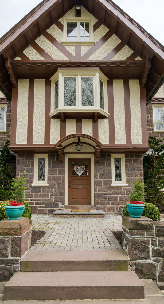 Idee per un'ampia porta d'ingresso classica con una porta singola e una porta in legno bruno