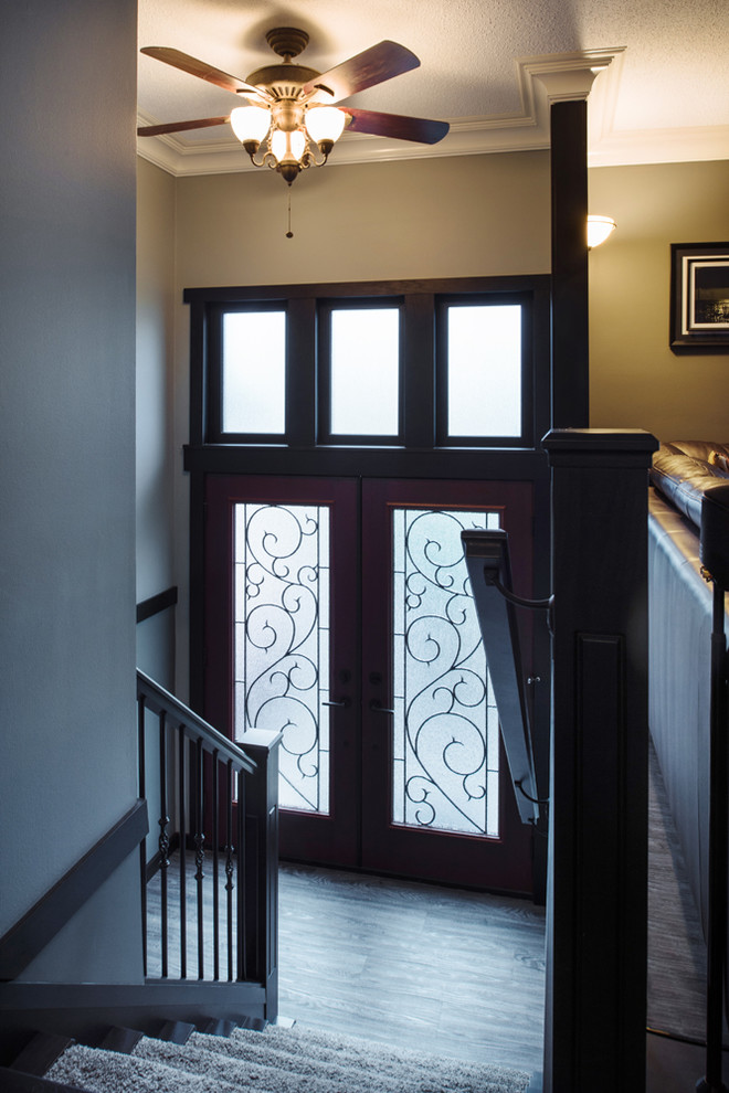 バンクーバーにある高級な中くらいなラスティックスタイルのおしゃれな玄関ドア (青い壁、クッションフロア、濃色木目調のドア、グレーの床) の写真