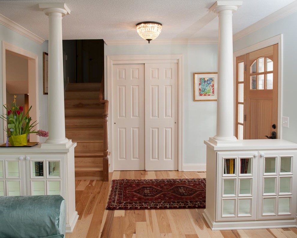 Пример оригинального дизайна: входная дверь среднего размера в классическом стиле с синими стенами, светлым паркетным полом, одностворчатой входной дверью, входной дверью из светлого дерева и бежевым полом