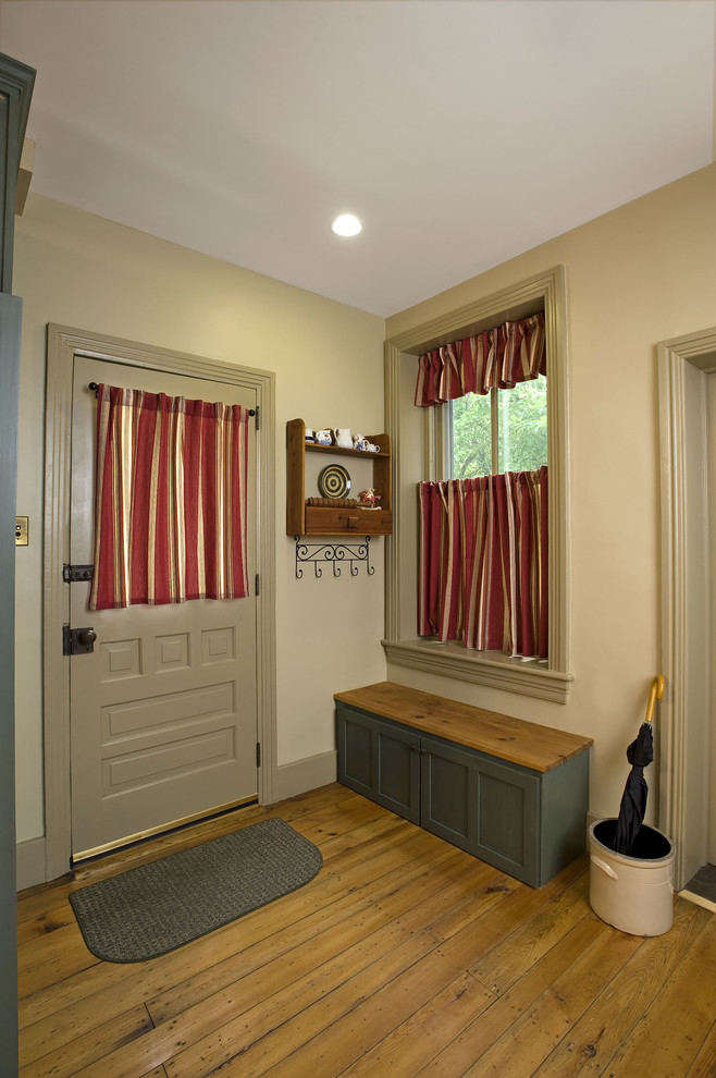 Mittelgroßer Klassischer Eingang mit Korridor, beiger Wandfarbe, hellem Holzboden, Einzeltür und grauer Haustür in Philadelphia