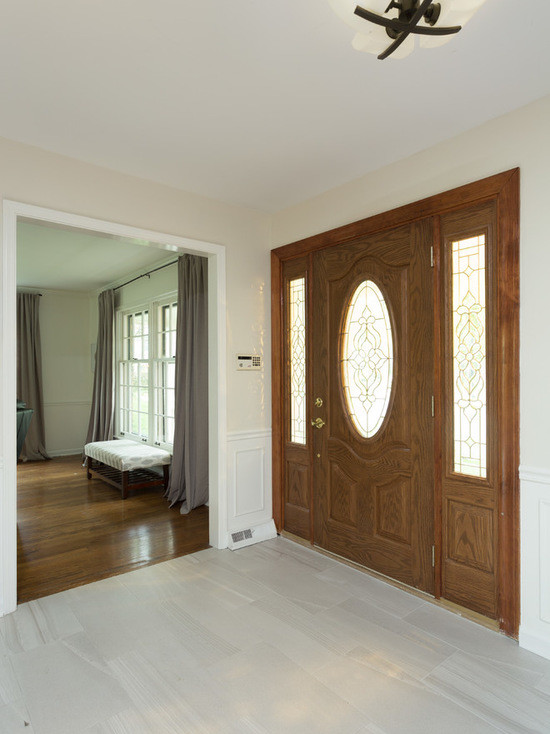 Exempel på en mellanstor modern ingång och ytterdörr, med flerfärgade väggar, granitgolv, en enkeldörr, mellanmörk trädörr och vitt golv