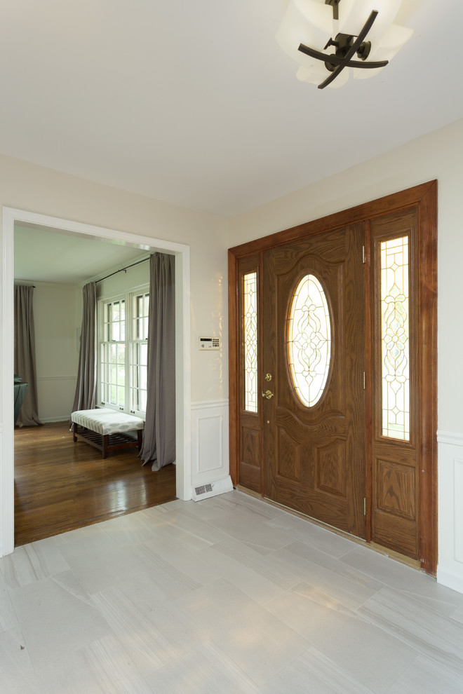 Aménagement d'une porte d'entrée contemporaine de taille moyenne avec un mur multicolore, sol en granite, une porte simple, une porte en bois brun et un sol blanc.