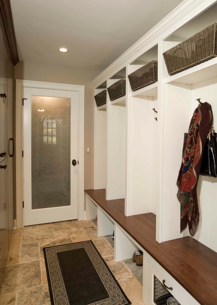 Example of a mid-sized classic entryway design in Chicago
