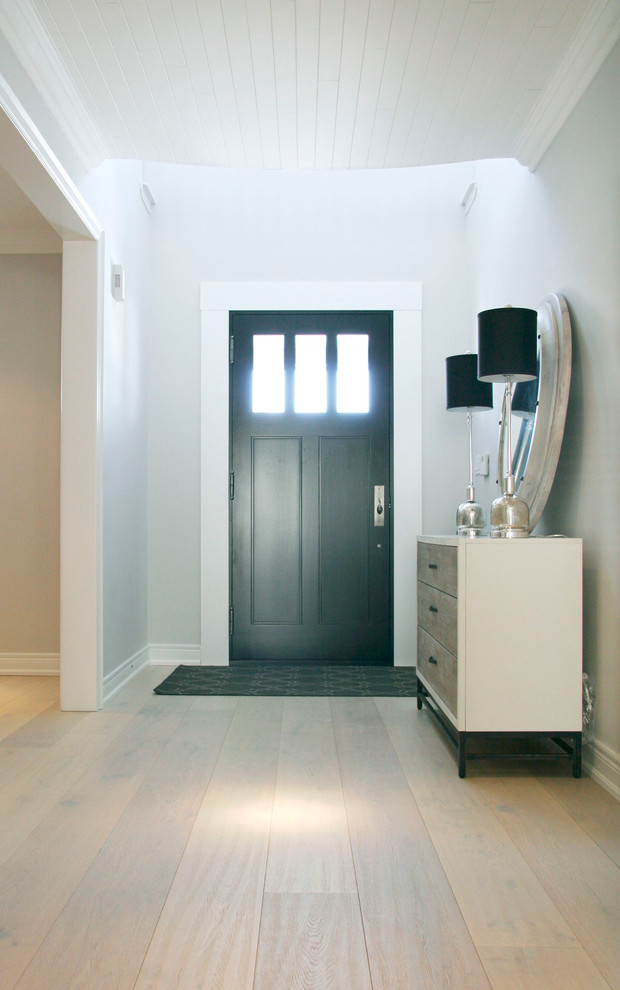 Diseño de puerta principal clásica renovada de tamaño medio con paredes grises, suelo de madera clara, puerta simple, puerta negra y suelo beige