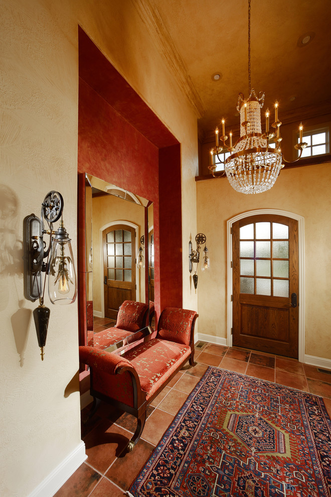 他の地域にあるラグジュアリーな中くらいなトラディショナルスタイルのおしゃれな玄関ロビー (赤い壁、セラミックタイルの床) の写真