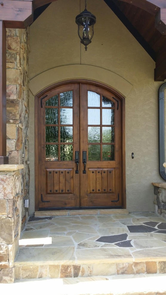 Стильный дизайн: входная дверь: освещение в стиле неоклассика (современная классика) с двустворчатой входной дверью и входной дверью из дерева среднего тона - последний тренд