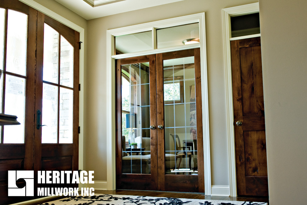 Knotty Alder Frost Line VGroove Glass Doors Klassisch Eingang