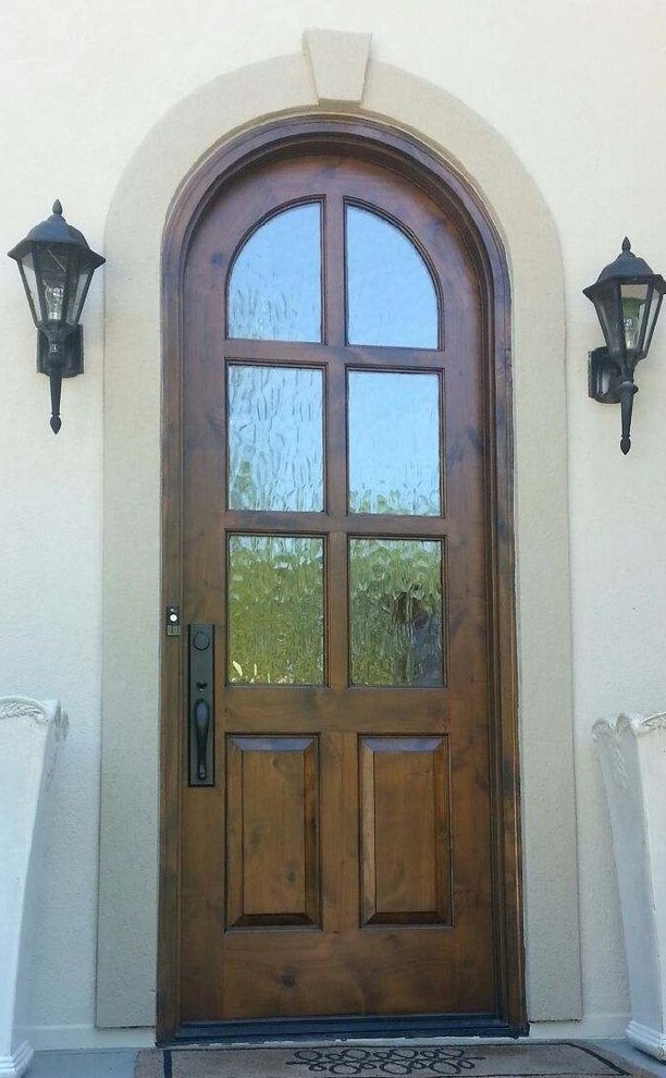 На фото: большая прихожая в классическом стиле с одностворчатой входной дверью с