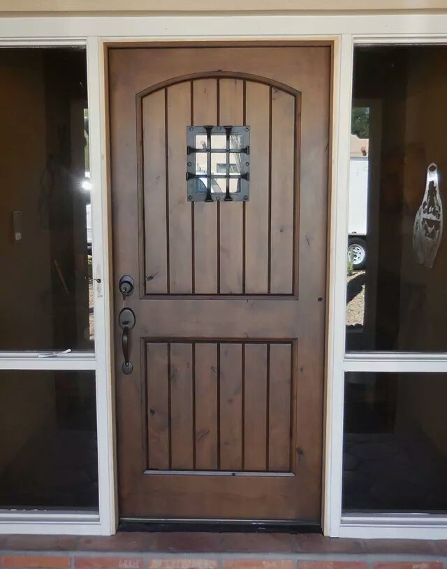 Aménagement d'une porte d'entrée montagne de taille moyenne avec tomettes au sol, une porte simple et une porte en bois foncé.