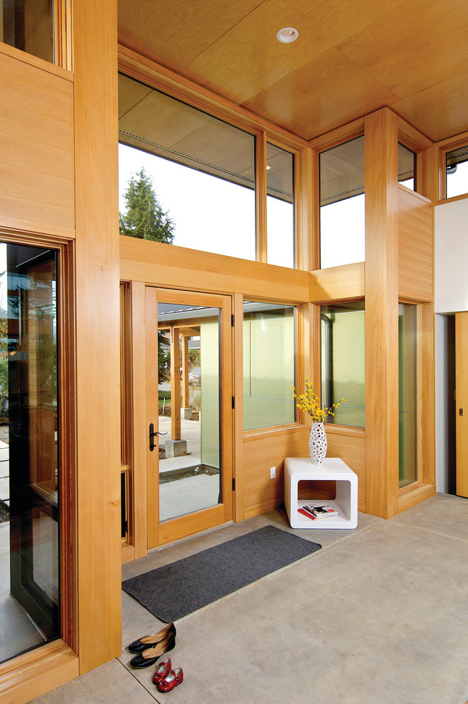 Свежая идея для дизайна: входная дверь в современном стиле с одностворчатой входной дверью и стеклянной входной дверью - отличное фото интерьера