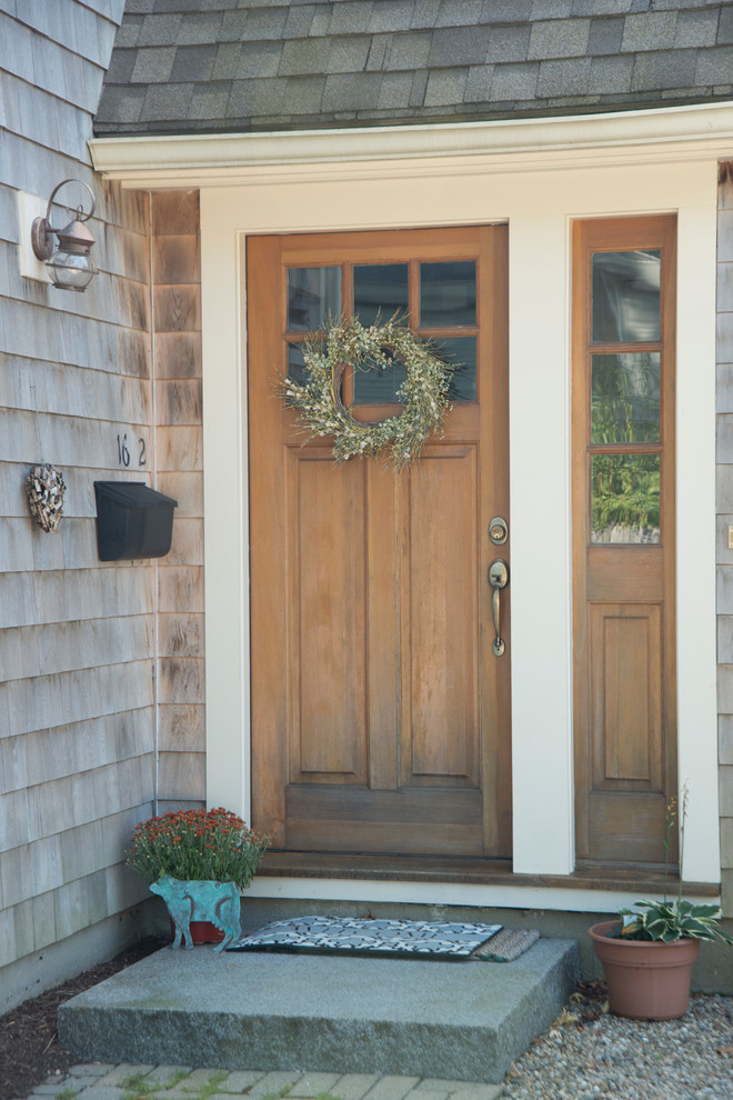 Diseño de puerta principal tradicional pequeña con paredes beige, suelo de granito, puerta simple y puerta de madera en tonos medios