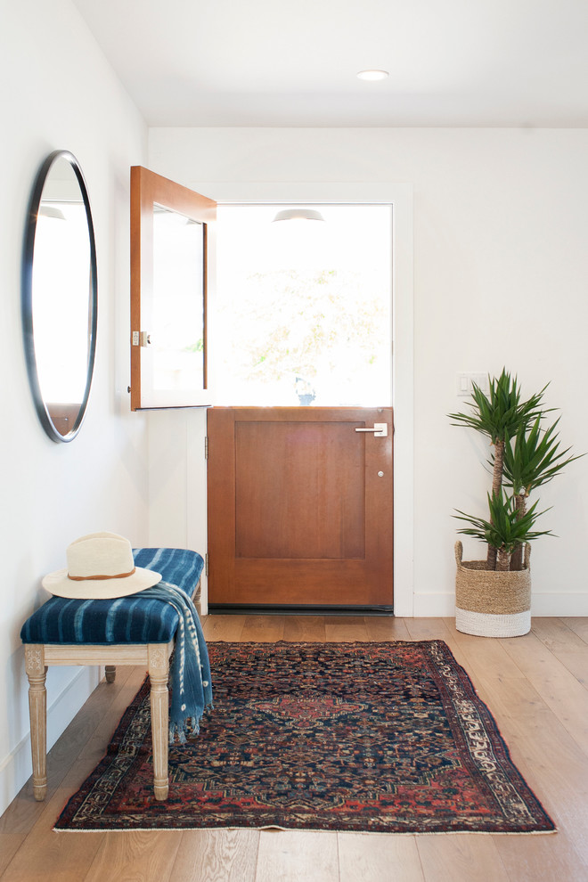 Mittelgroße Moderne Haustür mit weißer Wandfarbe, braunem Holzboden, Klöntür, hellbrauner Holzhaustür und braunem Boden in Orange County