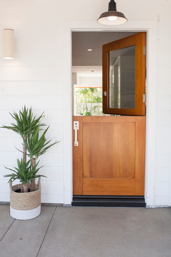 Свежая идея для дизайна: входная дверь среднего размера в современном стиле с белыми стенами, паркетным полом среднего тона, голландской входной дверью, входной дверью из дерева среднего тона и коричневым полом - отличное фото интерьера