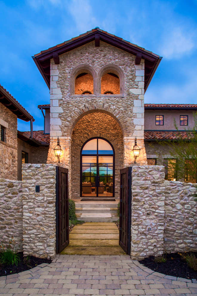Mediterraner Eingang mit Doppeltür und Haustür aus Glas in Austin