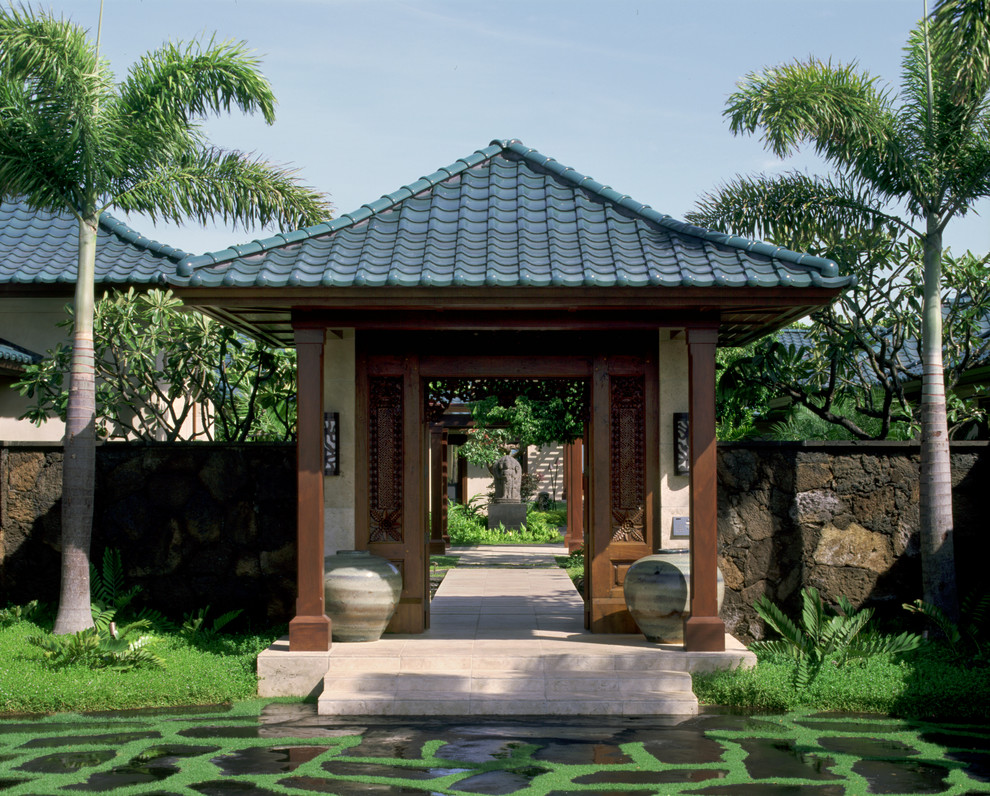 This is an example of an expansive modern entrance in Hawaii.