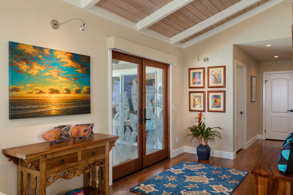 Mittelgroßer Eingang mit Korridor, beiger Wandfarbe, dunklem Holzboden, Doppeltür, Haustür aus Glas und braunem Boden in Hawaii