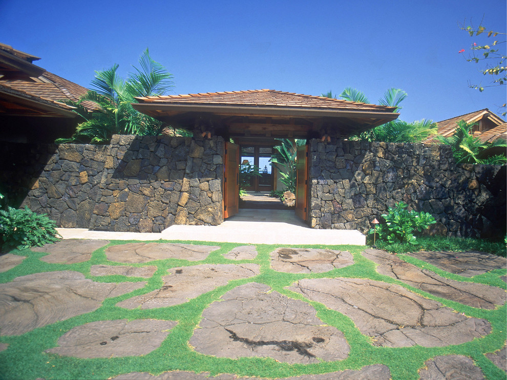 ハワイにある中くらいなトロピカルスタイルのおしゃれな玄関ドア (木目調のドア) の写真