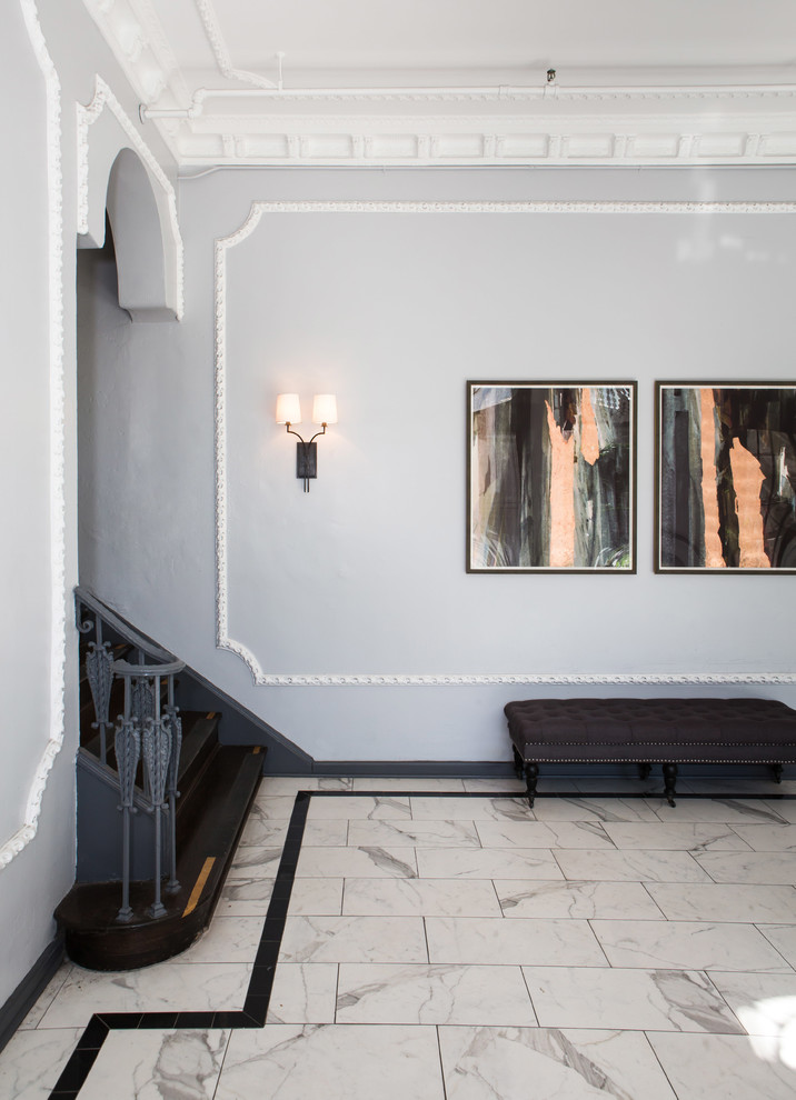 Foto di un ingresso con vestibolo minimal di medie dimensioni con pareti grigie, pavimento in marmo, una porta singola, una porta nera e pavimento bianco