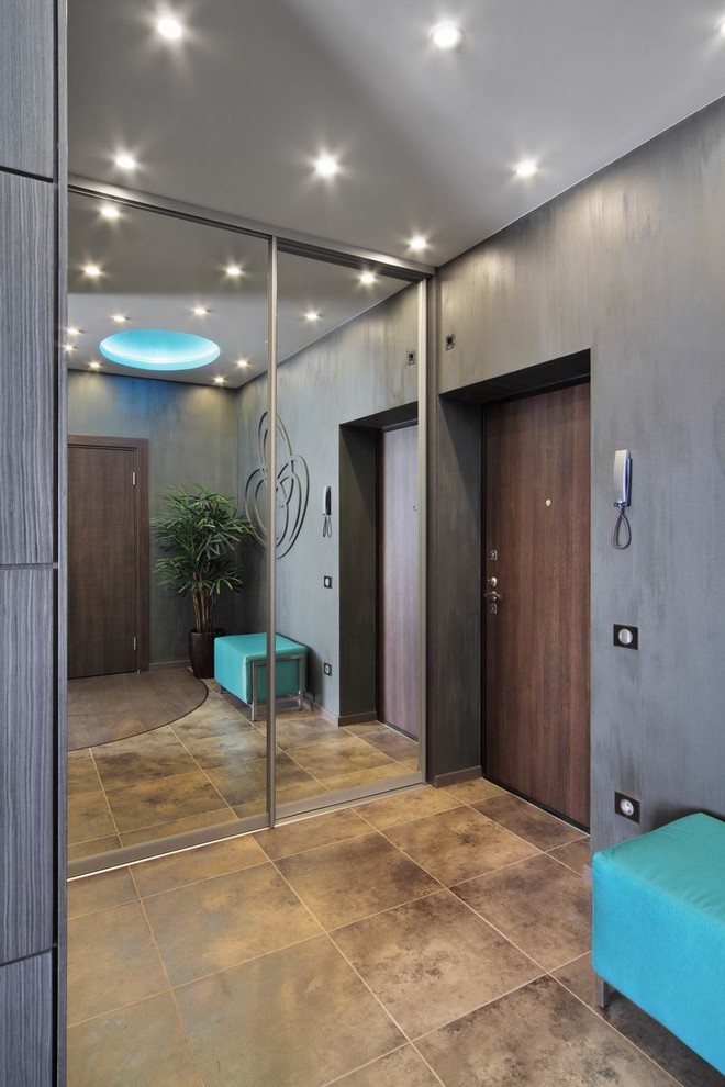 Стильный дизайн: входная дверь среднего размера в современном стиле с полом из керамогранита и коричневой входной дверью - последний тренд