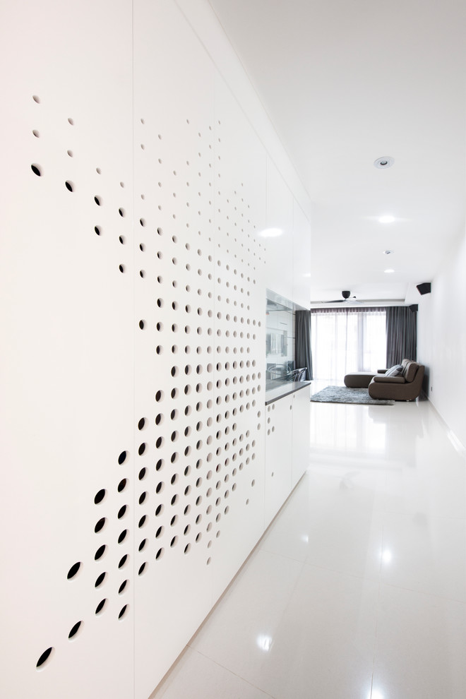 Kleiner Moderner Eingang mit Korridor, weißer Wandfarbe und Keramikboden in Singapur