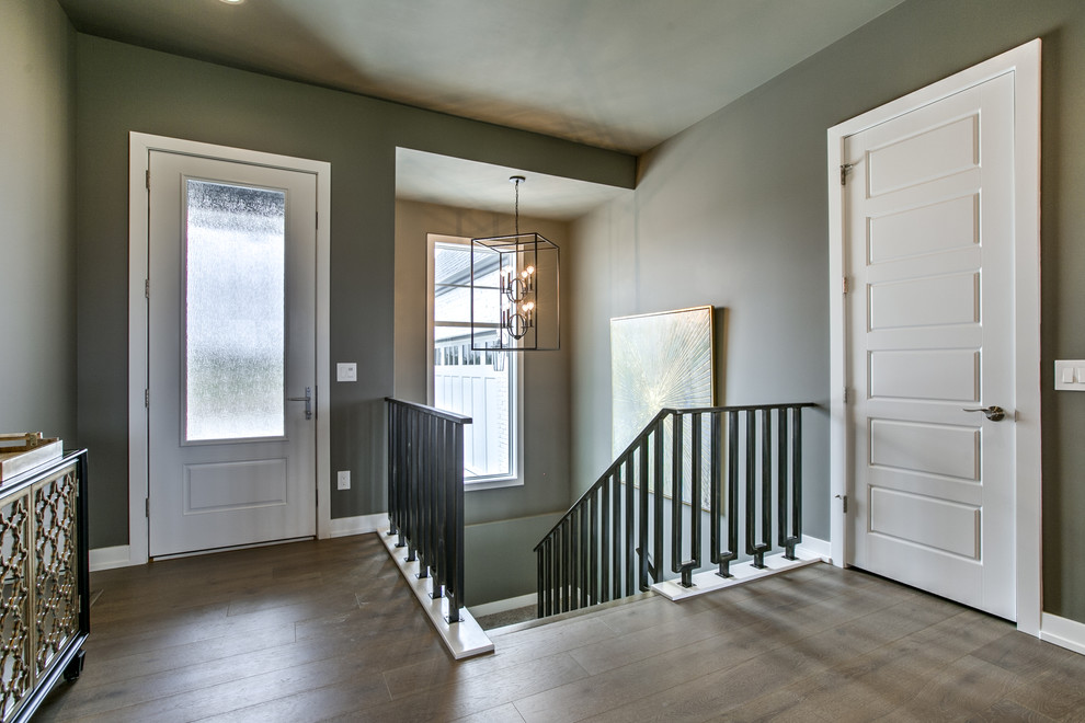 Country Foyer mit grauer Wandfarbe, braunem Holzboden, Einzeltür, weißer Haustür und grauem Boden in Sonstige
