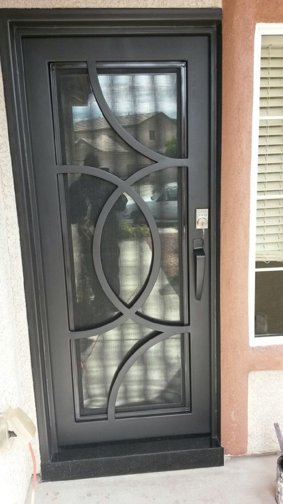 Imagen de puerta principal moderna pequeña con paredes blancas, suelo de granito, puerta simple y puerta negra