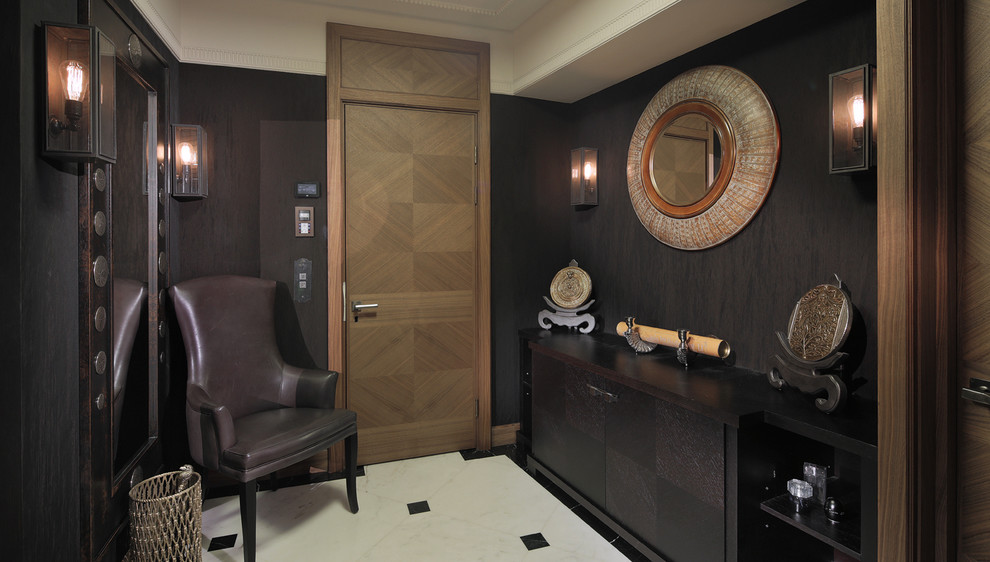 Ejemplo de entrada actual con paredes negras, puerta simple y puerta de madera en tonos medios