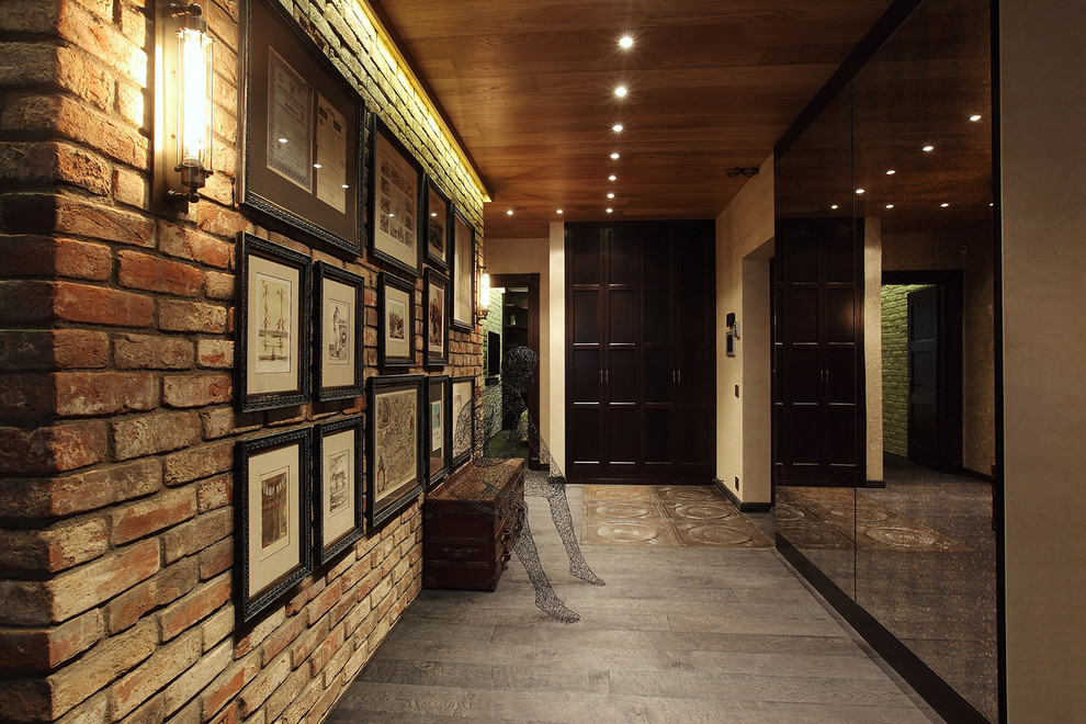 Immagine di un ingresso o corridoio industriale con pareti marroni e pavimento grigio
