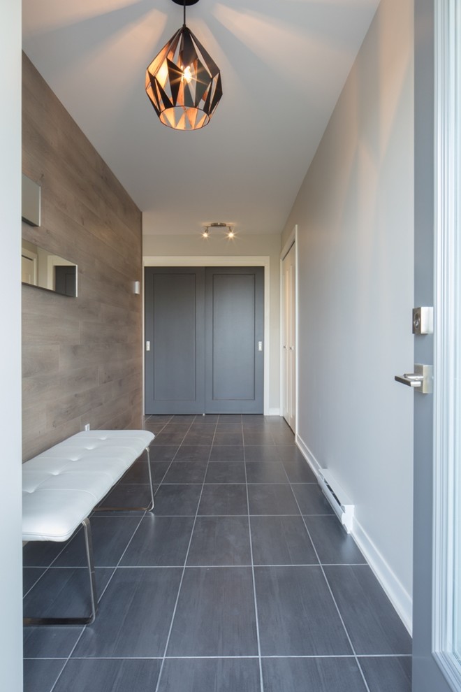 Свежая идея для дизайна: входная дверь в современном стиле с серыми стенами, полом из керамической плитки и серым полом - отличное фото интерьера