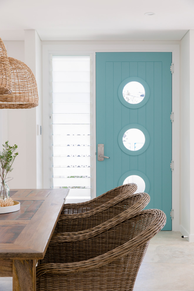 Ispirazione per un ampio ingresso o corridoio stile marino con pareti bianche, pavimento in gres porcellanato, una porta singola e una porta blu