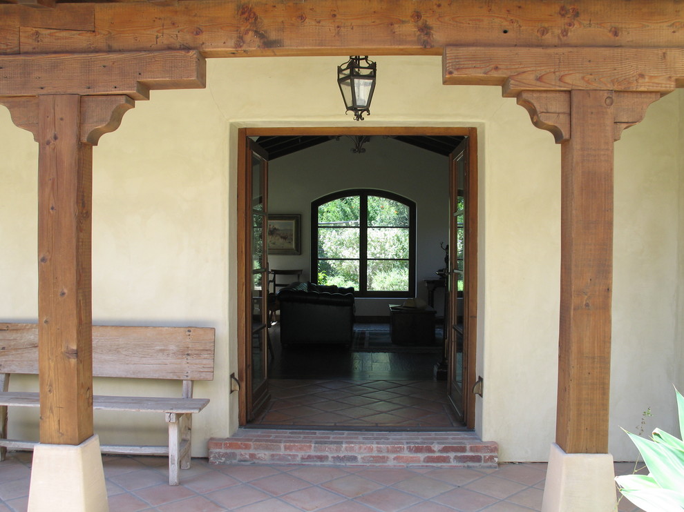 Diseño de hall campestre grande con paredes beige y suelo de baldosas de terracota