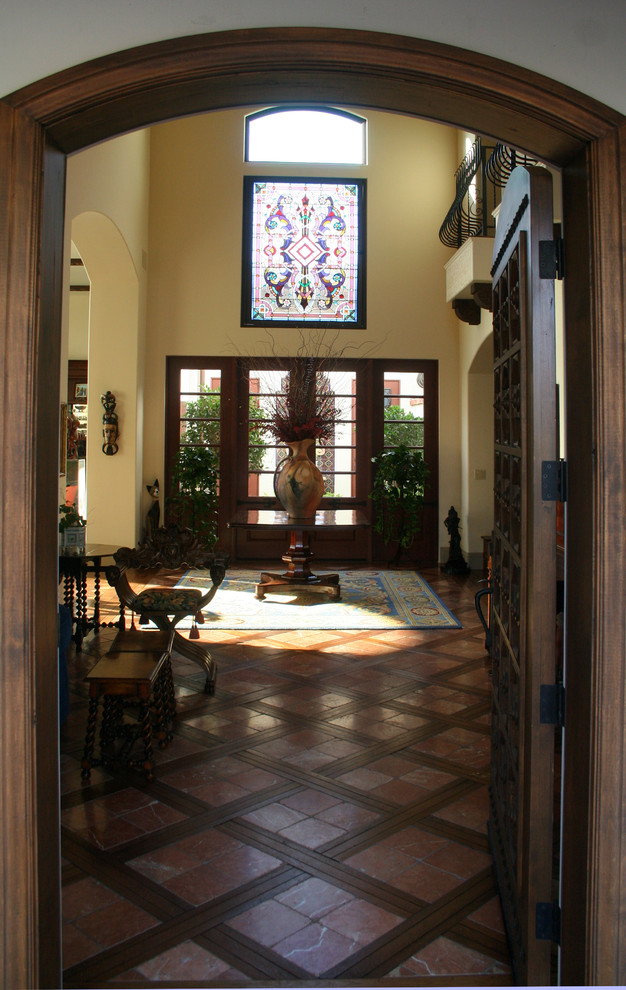 Großes Mediterranes Foyer mit gelber Wandfarbe, Terrakottaboden, Doppeltür und Haustür aus Glas in Orange County