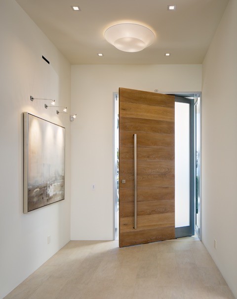 サンディエゴにある高級な中くらいなコンテンポラリースタイルのおしゃれな玄関ホール (白い壁、木目調のドア) の写真