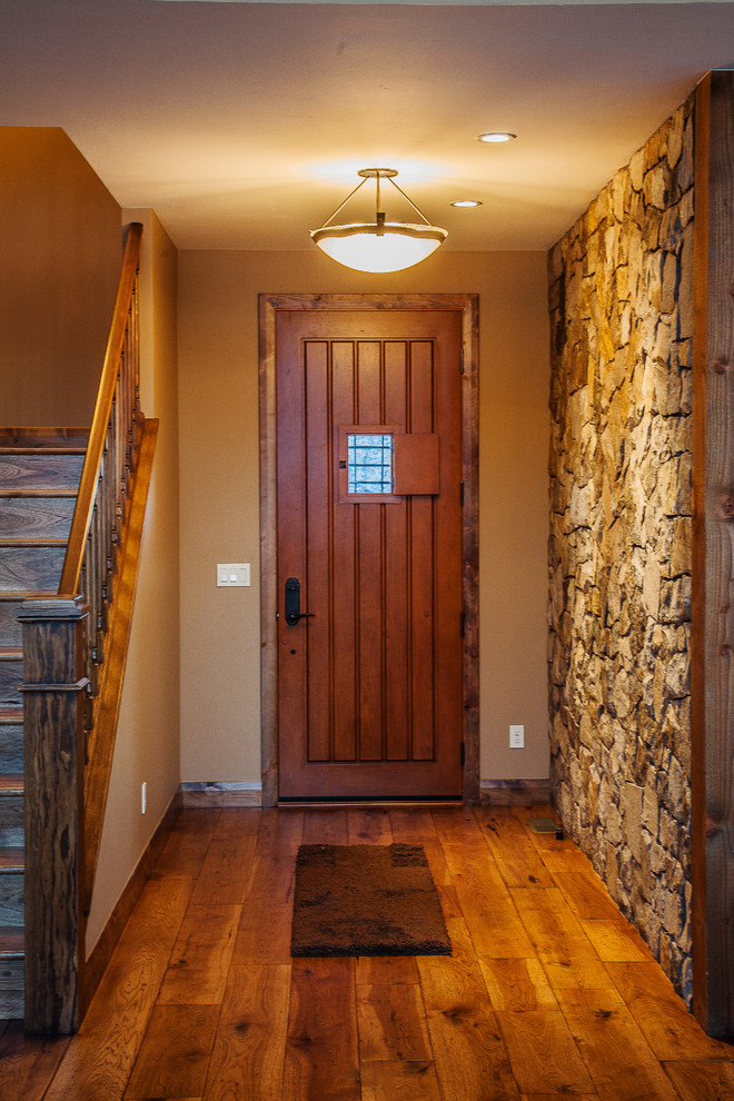 Mittelgroßes Rustikales Foyer mit beiger Wandfarbe, braunem Holzboden, Einzeltür und hellbrauner Holzhaustür in Denver