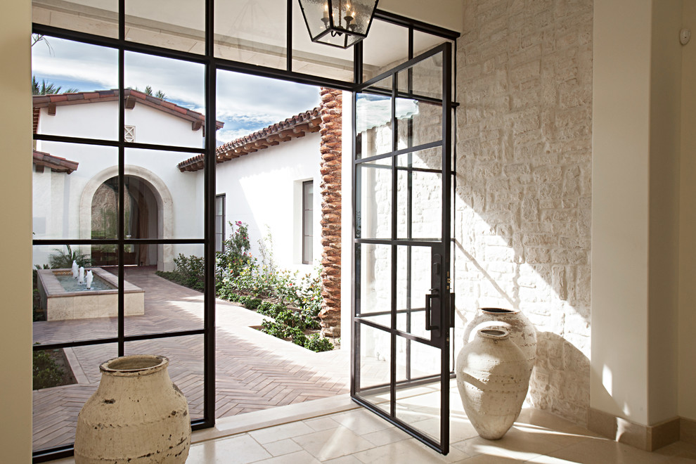 Mittelgroßes Klassisches Foyer mit weißer Wandfarbe, Doppeltür und Haustür aus Glas in Los Angeles