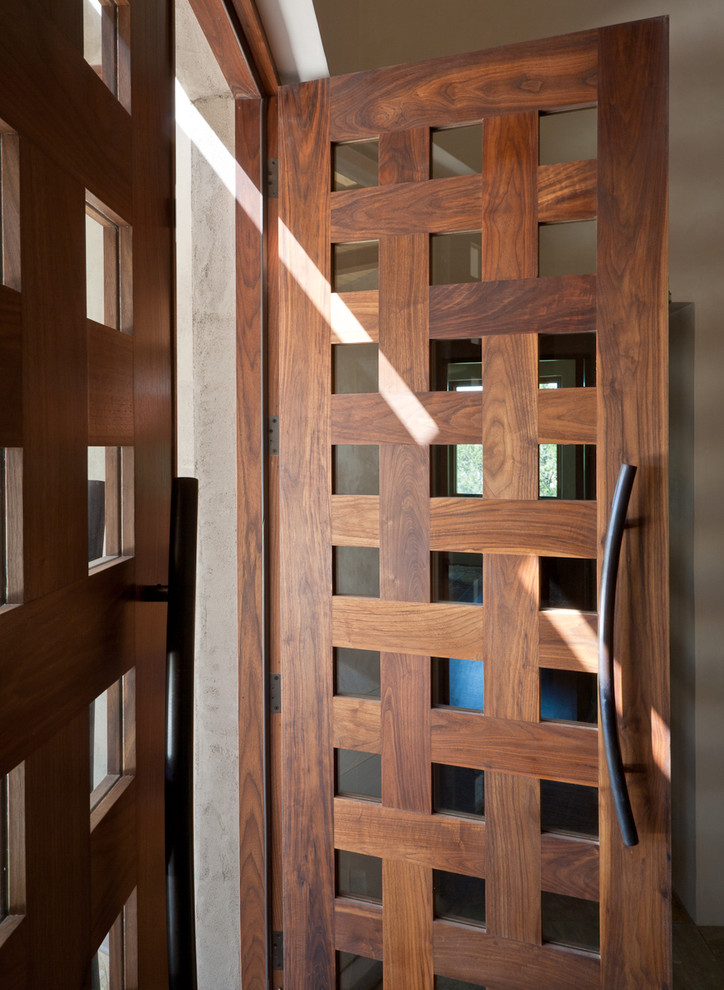 Пример оригинального дизайна: входная дверь среднего размера в современном стиле с бежевыми стенами, двустворчатой входной дверью и входной дверью из дерева среднего тона