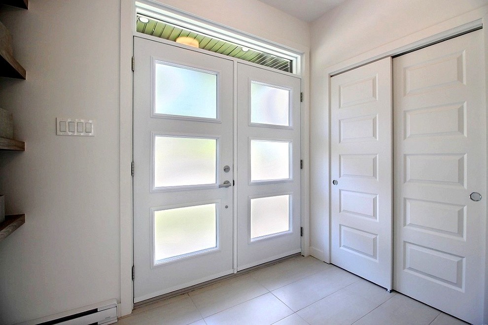 Große Moderne Haustür mit weißer Wandfarbe, Keramikboden, Doppeltür und weißer Haustür in Montreal