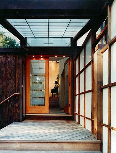 Idée de décoration pour une porte d'entrée design de taille moyenne avec un mur marron, un sol en carrelage de céramique, une porte double, une porte marron et un sol marron.