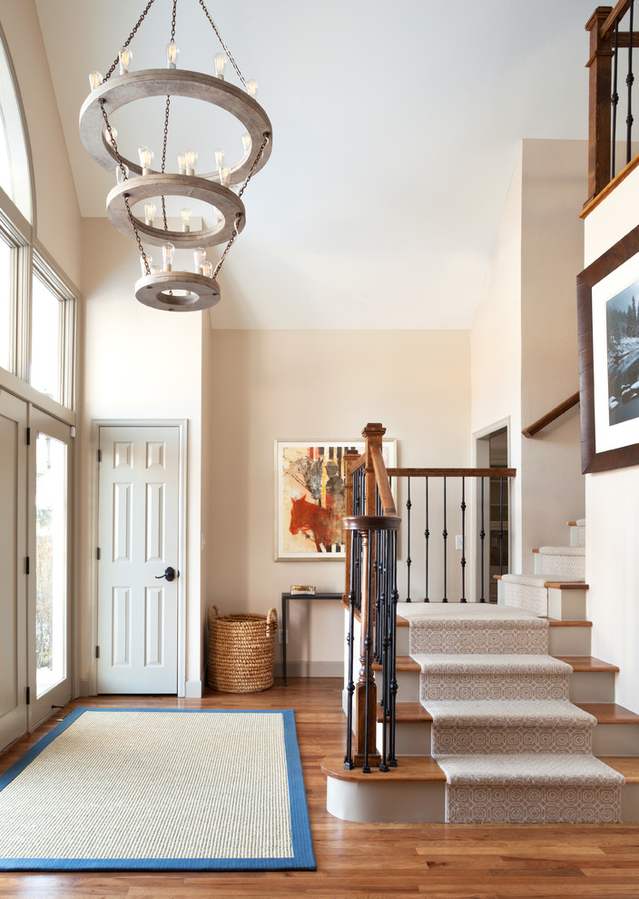 Großes Klassisches Foyer mit beiger Wandfarbe, braunem Holzboden, grauer Haustür und braunem Boden in Denver