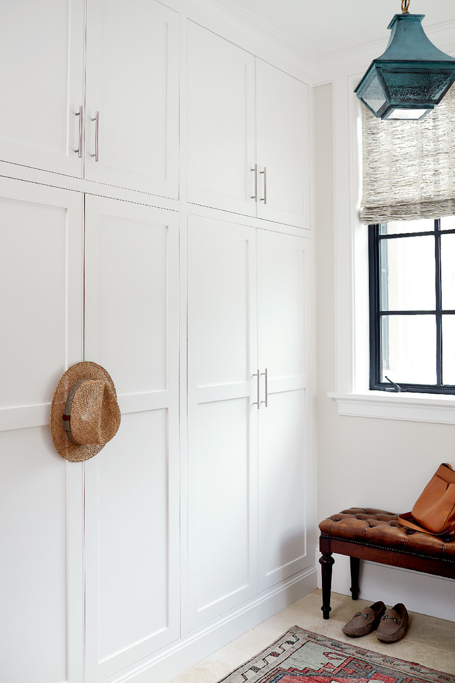 Источник вдохновения для домашнего уюта: тамбур со шкафом для обуви в классическом стиле с белыми стенами и полом из травертина