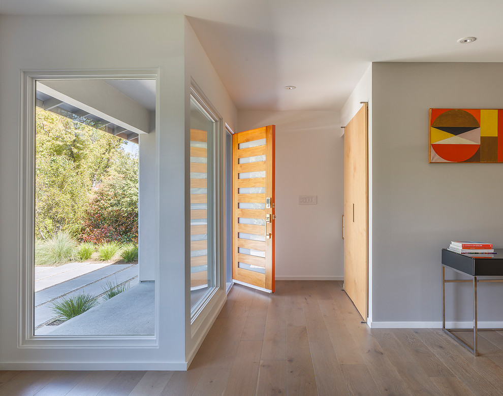 Mittelgroße Mid-Century Haustür mit brauner Wandfarbe, hellem Holzboden, Einzeltür, hellbrauner Holzhaustür und braunem Boden in San Francisco