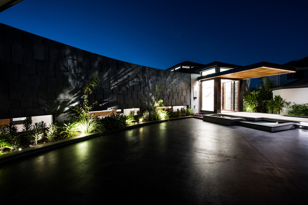 Geräumige Haustür mit weißer Wandfarbe, Keramikboden, Drehtür und hellbrauner Holzhaustür in Gold Coast - Tweed