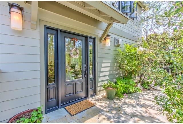 Kleine Moderne Haustür mit grauer Wandfarbe, Kalkstein, Einzeltür und schwarzer Haustür in Orange County