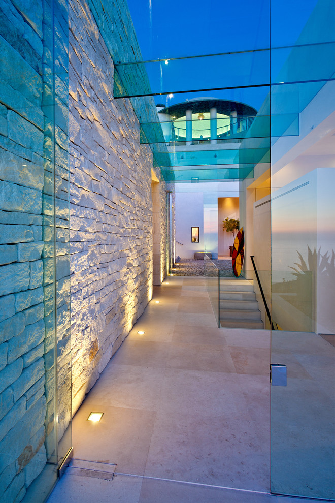 Modernes Foyer mit Haustür aus Glas in San Diego