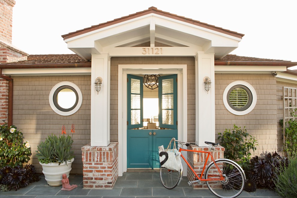 Стильный дизайн: входная дверь в морском стиле с голландской входной дверью и синей входной дверью - последний тренд