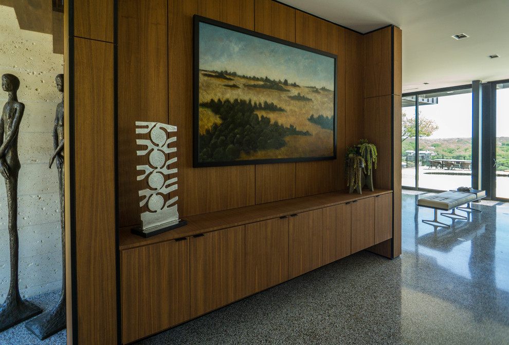 Idée de décoration pour un hall d'entrée design de taille moyenne avec un sol en marbre, une porte simple, une porte en bois brun et un sol gris.