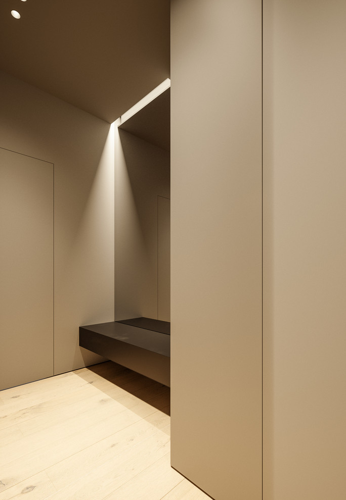 Idee per un corridoio contemporaneo di medie dimensioni con pareti grigie, parquet chiaro, una porta singola, una porta grigia e pavimento beige