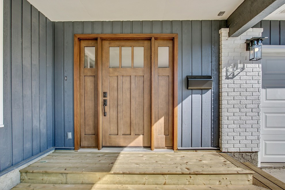 Réalisation d'une porte d'entrée craftsman de taille moyenne avec un mur bleu, une porte simple et une porte en bois brun.