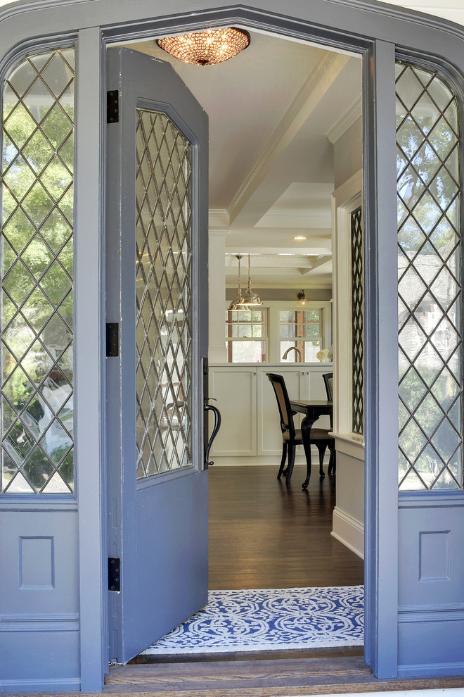 Источник вдохновения для домашнего уюта: маленькая входная дверь в морском стиле с одностворчатой входной дверью и стеклянной входной дверью для на участке и в саду